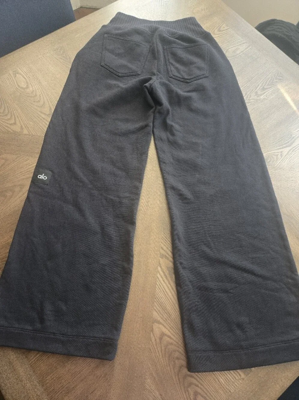 Alo Yoga Cropped Serenity Wide Leg Sweatpant in Black sz XS
